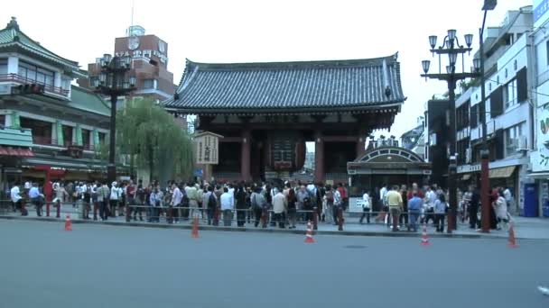 Kaminarimon Gate and Nakamise Shopping Area in Tokyo Japan — стоковое видео